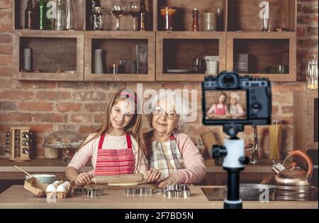 Granny avec petite-fille, étalez la pâte Banque D'Images