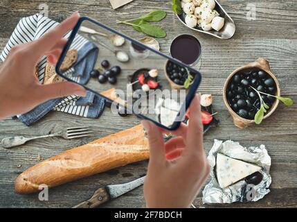 Différents types de fromage, vin et autres ingrédients sur une table en bois. Banque D'Images