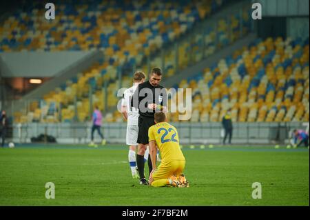 KIEV, UKRAINE - 28 MARS 2021: Le défenseur Mykola Matviyenko 22 et arbitre. Le match de football du groupe D de qualification de la coupe du monde 2022 Ukraine contre Banque D'Images