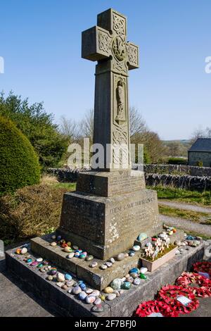 Des cailloux peints décorant un mémorial de guerre pendant la pandémie Covid-19, à Taddington, dans le parc national de Peak District, dans le Derbyshire Banque D'Images