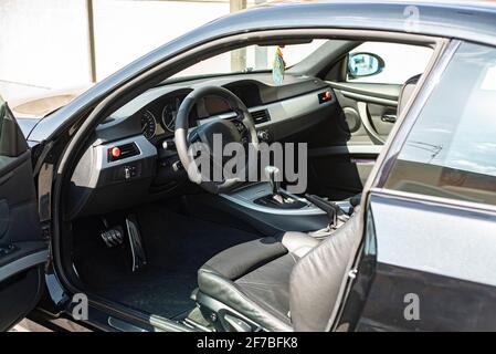 Décoration d'intérieur de voiture de luxe générique dans un éclairage naturel Banque D'Images