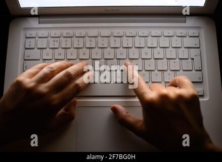 Photo du dossier datée du 06/08/13 d'une personne utilisant un ordinateur portable. Plus de personnes que jamais étaient des utilisateurs réguliers d'Internet en 2020, de nouveaux chiffres montrent. De nouvelles données de l'Office for National Statistics (ONS) montrent que 92% de tous les adultes britanniques ont récemment été en ligne, contre 91% en 2019. Date de publication : le mardi 6 avril 2021. Banque D'Images