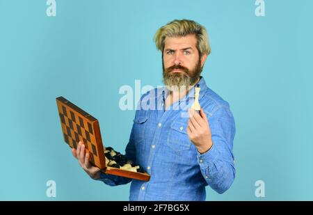 pièce d'échecs. Jouer aux échecs sur le plateau. Jeu logique de carte. Homme jouant aux échecs. Retour à l'école. pièces d'échecs et planche. Jeu de succès de compétition Banque D'Images