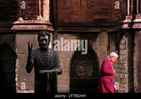 LES ÉVÊQUES DE LA CONFÉRENCE DE LAMBETH DE 1998 DANS UNE CONTEMPLATION TRANQUILLE À L'OMBRE DE LA CATHÉDRALE DE CANTERBURY ET DE LA STATUE « SON DE DIEU » 800 ÉVÊQUES DU PROCESSUS DE COMMUNION ANGLICANE AU SERVICE D'OUVERTURE À LA CATHÉDRALE DE CANTERBURY POUR LA 13ÈME CONFÉRENCE DE LAMBETH, TENUE TOUS LES 10 ANS. POUR LA PREMIÈRE FOIS, 11 FEMMES ÉVÊQUES QUI ONT ÉTÉ CONSACRÉES AU COURS DE LA DERNIÈRE DÉCENNIE Y PARTICIPENT, VU ICI CATHERINE WAYNICK, L'ÉGLISE ÉPISCOPALE DES ÉTATS-UNIS, INDIANOPOLIS Banque D'Images