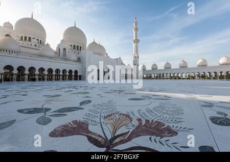 La cour intérieure de la mosquée Sheikh Zayed à Abu Dhabi, Émirats arabes Unis. Banque D'Images