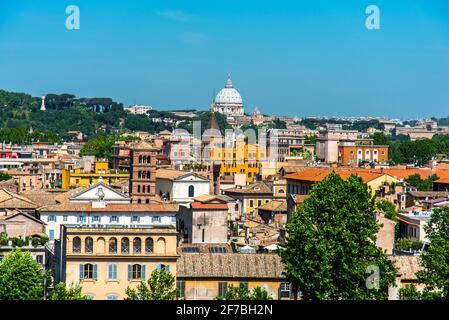 Vue sur le dôme Saint-Pierre depuis Giardino degli Aranci, le jardin d'Orange, la colline d'Aventin, le Turist, Rome, Latium, Italie, Europe Banque D'Images