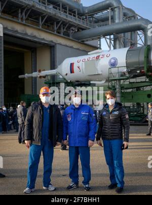 Expédition 65 les membres de l'équipage de secours Oleg Artemyev, à gauche, et Anton Shkaplerov, de Roscosmos, et l'astronaute de la NASA Anne McClain, à droite, posent pour une photographie alors que la fusée Soyouz est déployée par train jusqu'au plateau de lancement du site 31, le mardi 6 avril 2021, au Cosmodrome de Baikonour, au Kazakhstan. Expédition 65 l'astronaute de la NASA Mark Vande Hei, les cosmonautes de Roscosmos Pyotr Dubrov et Oleg Novitskiy doivent se lancer à bord de leur vaisseau Soyouz MS-18 le 9 avril. Photo de Bill Ingalls / NASA via CNP/ABACAPRESS.COM Banque D'Images