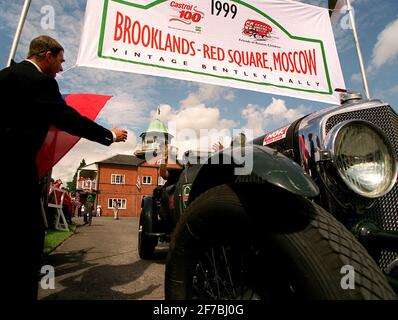 Vintage Bentleys London to Moscow Charity Run 1999 juillet Nigel Mansell déferle premier des Bentleys Vintage qui Vous vous dirigez vers Moscows Red Square en passant par cinq autres Pays en route pour collecter des fonds pour les enfants Speransky Burns Unité à Moscou Banque D'Images