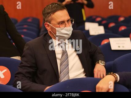 L'évaluateur Giovanni Malanchini pendant la conférence de presse en présence de Le gouverneur de Lombardie Attilio Fontana dans la vaccination Promoberg centre Banque D'Images