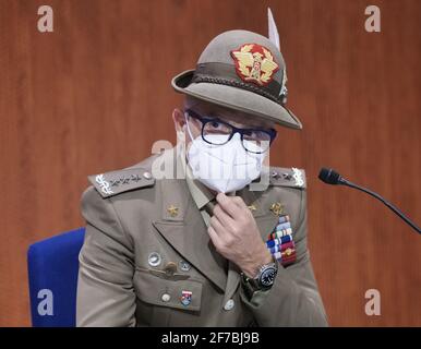 C.a. général Claudio Berto lors d'une conférence de presse en présence du gouverneur de Lombardie Attilio Fontana dans le centre de vaccination de Promoberg Banque D'Images