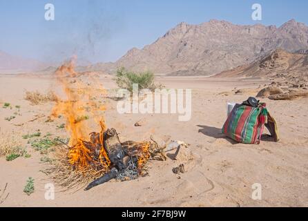 Paysage vue panoramique sur le désert de l'est déserte aride en Égypte avec feu de camp pour la cuisine Banque D'Images