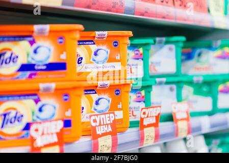 Différentes poudres de lavage, agent de nettoyage prêt à la vente à hypermarché Banque D'Images