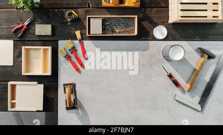 Vue de dessus du groupe d'outils pour la fabrication de caisses en bois, de petites entreprises et de bureau concept. Banque D'Images