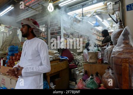 Boutique d'encens dans le souq de Mutrah avec encens fumeurs. Muscat, Oman. Banque D'Images