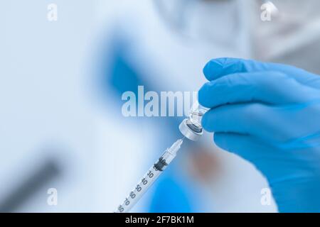 groupe de scientifiques menant des essais du nouveau vaccin . Banque D'Images