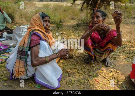 Chattikona, Inde - février 2021 : les femmes d'Adivasi de la tribu Desia Kondh fument sur le marché de Chétikona le 17 février 2021 à Odisha, Inde Banque D'Images