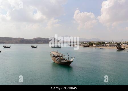 Des dhuws ancrés dans le lagon de la ville sur, Oman. Banque D'Images