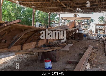 Des dhuws traditionnels en construction dans un chantier naval de sur, Oman. Banque D'Images