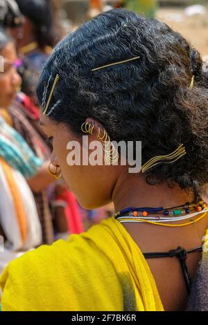 Chattikona, Inde - février 2021 : une femme Adivasi de la tribu Dongria Kondh magasine sur le marché Chétikona le 17 février 2021 à Odisha. Banque D'Images