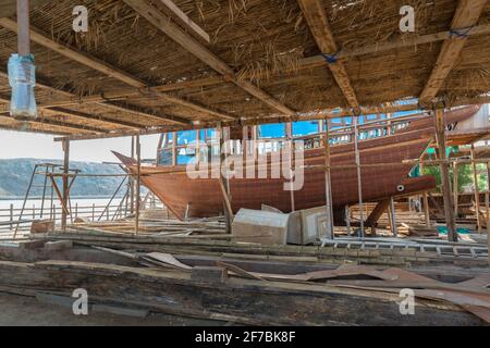 Des dhuws traditionnels en construction dans un chantier naval de sur, Oman. Banque D'Images