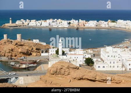 Vue aérienne depuis la tour de guet d'Al Ayjah du village d'Ayjah près de la ville sur, Oman. Banque D'Images