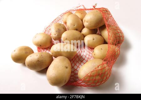 Des pommes de terre dans un paquet platic Banque D'Images