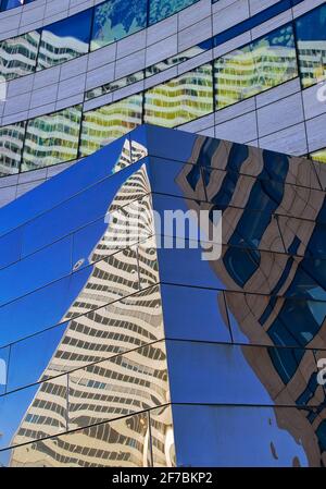 Réflexions sur la façade en verre du complexe Koe-Bogen, Allemagne, Rhénanie-du-Nord-Westphalie, Basse-Rhin, Düsseldorf Banque D'Images