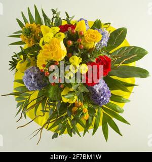 bouquet coloré au printemps avec roses, tulipes et jacinthes Banque D'Images