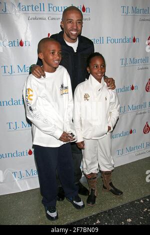 New York, NY, États-Unis. 2 mars 2008. Vice-président exécutif de Warner Music Group, Kevin Liles (C), et son fils, Kevin Liles, Jr. (L), Et sa fille Kayla Liles à la 9e Journée annuelle de la famille de la Fondation TJ Martell à Roseland. Crédit : Steve Mack/Alamy Banque D'Images