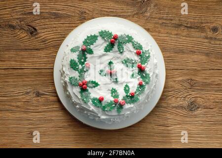 Houx, houx commun, houx anglais, houx européen, houx de Noël (Ilex aquifolium), gâteau de Noël anglais Banque D'Images