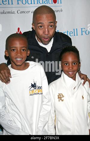 New York, NY, États-Unis. 2 mars 2008. Vice-président exécutif de Warner Music Group, Kevin Liles (C), et son fils, Kevin Liles, Jr. (L), Et sa fille Kayla Liles à la 9e Journée annuelle de la famille de la Fondation TJ Martell à Roseland. Crédit : Steve Mack/Alamy Banque D'Images