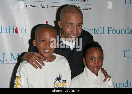 New York, NY, États-Unis. 2 mars 2008. Vice-président exécutif de Warner Music Group, Kevin Liles (C), et son fils, Kevin Liles, Jr. (L), Et sa fille Kayla Liles à la 9e Journée annuelle de la famille de la Fondation TJ Martell à Roseland. Crédit : Steve Mack/Alamy Banque D'Images
