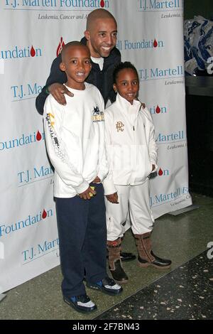 New York, NY, États-Unis. 2 mars 2008. Vice-président exécutif de Warner Music Group, Kevin Liles (C), et son fils, Kevin Liles, Jr. (L), Et sa fille Kayla Liles à la 9e Journée annuelle de la famille de la Fondation TJ Martell à Roseland. Crédit : Steve Mack/Alamy Banque D'Images