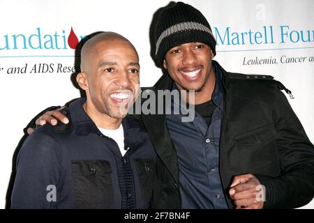 New York, NY, États-Unis. 2 mars 2008. Vice-président exécutif de Warner Music Group, Kevin Liles (L) et Nick Cannon à la 9e Journée annuelle de la famille de la TJ Martell Foundation à Roseland. Crédit : Steve Mack/Alamy Banque D'Images