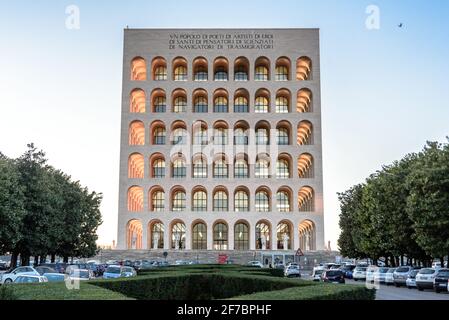 Palazzo della Civilta Italiana Palace ou place Colisée au crépuscule, EUR, Rome, Lazio, Italie, Europe Banque D'Images