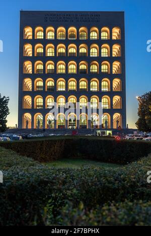 Palazzo della Civilta Italiana Palace ou place Colisée au crépuscule, EUR, Rome, Lazio, Italie, Europe Banque D'Images