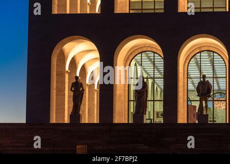 Palazzo della Civilta Italiana Palace ou place Colisée au crépuscule, EUR, Rome, Lazio, Italie, Europe Banque D'Images