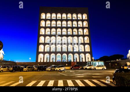 Palazzo della Civilta Italiana Palace ou place Colisée au crépuscule, EUR, Rome, Lazio, Italie, Europe Banque D'Images