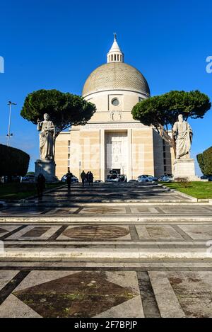 Basilique Parrocchiale dei Santi Pietro e Paolo, EUR, Frati Minori Conventuali, Rome, Latium, Italie, Europe Banque D'Images