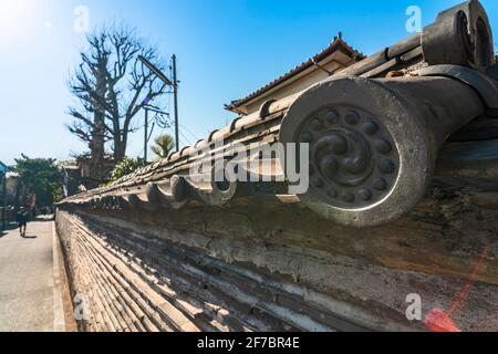 tokyo, japon - avril 05 2021 : gros plan sur un carrelage rond traditionnel japonais à l'extrémité de l'éve orné d'un symbole de tourbillon de type virgule tomoe sur l'épi de Tuigybei Banque D'Images