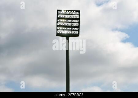 Allumé mât de projecteur devant un ciel bleu avec des nuages pendant le 2ème match Bundesliga entre VfL Bochum et Holstein Kiel. Banque D'Images