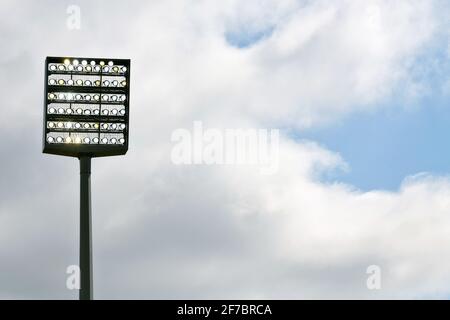 Allumé mât de projecteur devant un ciel bleu avec des nuages pendant le 2ème match Bundesliga entre VfL Bochum et Holstein Kiel. Banque D'Images