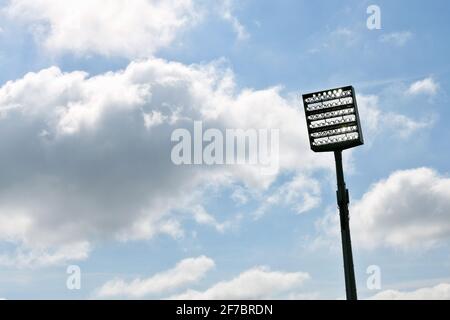 Allumé mât de projecteur devant un ciel bleu avec des nuages pendant le 2ème match Bundesliga entre VfL Bochum et Holstein Kiel. Banque D'Images