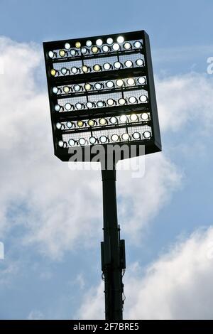 Allumé mât de projecteur devant un ciel bleu avec des nuages pendant le 2ème match Bundesliga entre VfL Bochum et Holstein Kiel. Banque D'Images