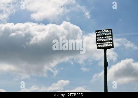 Allumé mât de projecteur devant un ciel bleu avec des nuages pendant le 2ème match Bundesliga entre VfL Bochum et Holstein Kiel. Banque D'Images