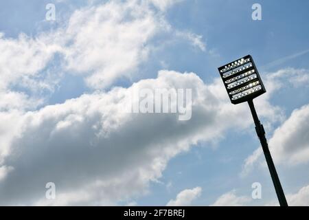 Allumé mât de projecteur devant un ciel bleu avec des nuages pendant le 2ème match Bundesliga entre VfL Bochum et Holstein Kiel. Banque D'Images