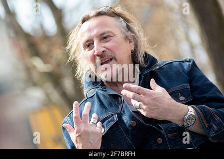 01 avril 2021, Bade-Wurtemberg, Tübingen: Le chanteur de pop Dieter Thomas Kuhn gestures pendant une interview. Photo : Tom Weller/dpa Banque D'Images