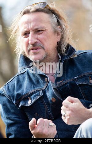 01 avril 2021, Bade-Wurtemberg, Tübingen: Le chanteur de pop Dieter Thomas Kuhn gestures pendant une interview. Photo : Tom Weller/dpa Banque D'Images