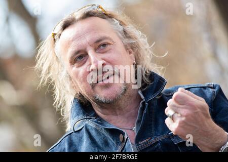 01 avril 2021, Bade-Wurtemberg, Tübingen: Le chanteur de pop Dieter Thomas Kuhn gestures pendant une interview. Photo : Tom Weller/dpa Banque D'Images