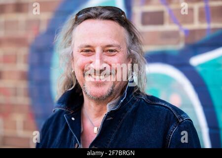 01 avril 2021, Bade-Wurtemberg, Tübingen: Le chanteur de pop Dieter Thomas Kuhn sourit en marge d'une interview. Photo : Tom Weller/dpa Banque D'Images